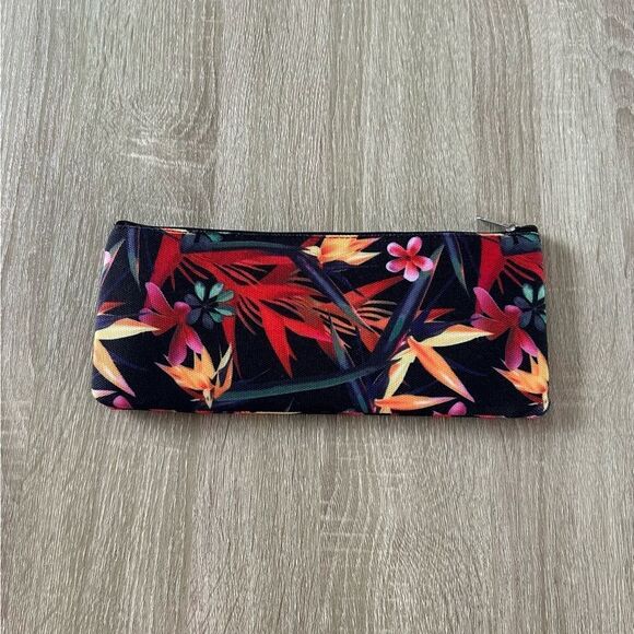 NWOT … Floral Cosmetic / Makeup Bag - Picture 2 of 3